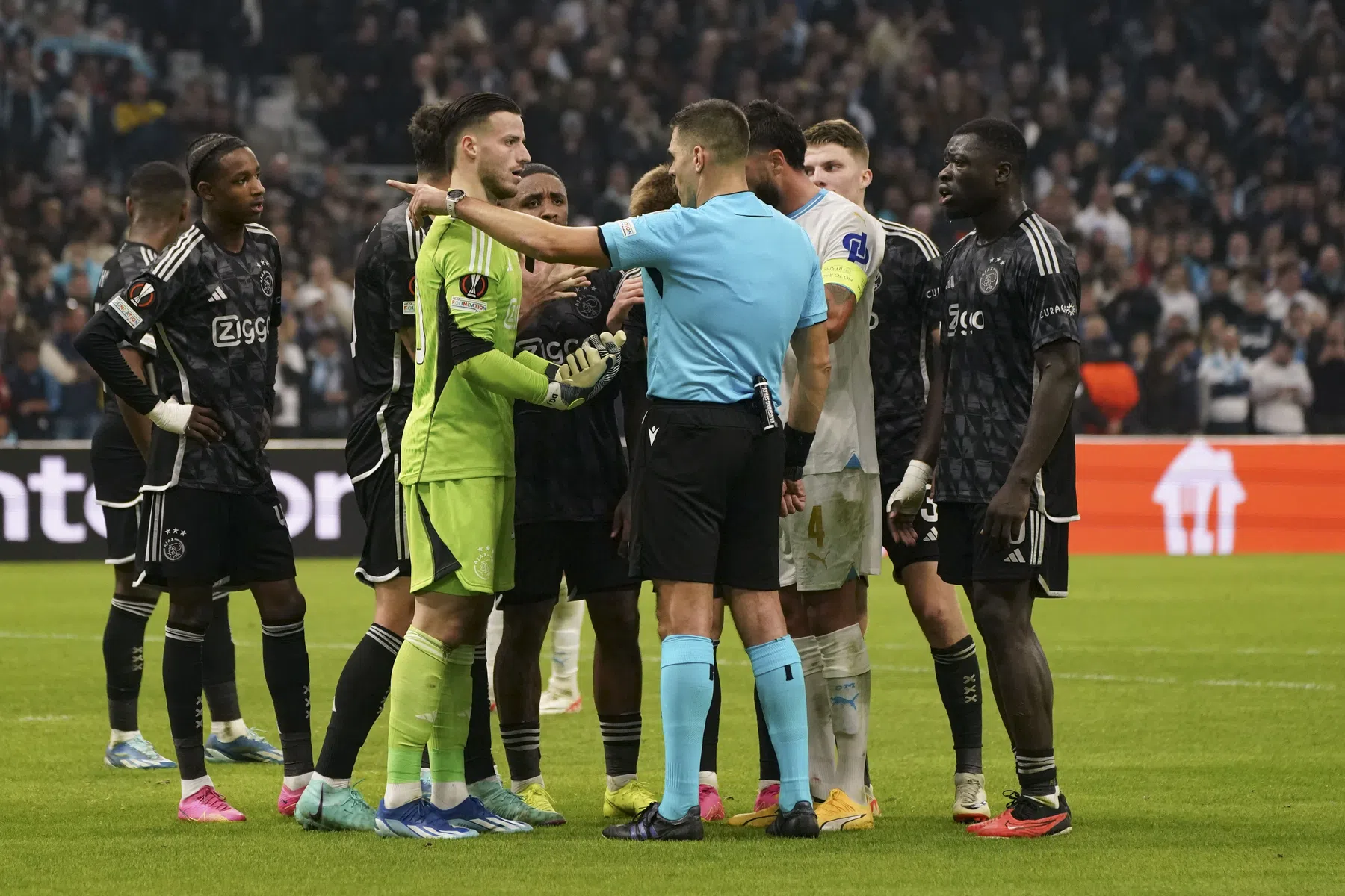 Franse pers verwondert zich over Ajax-duo na spektakelstuk