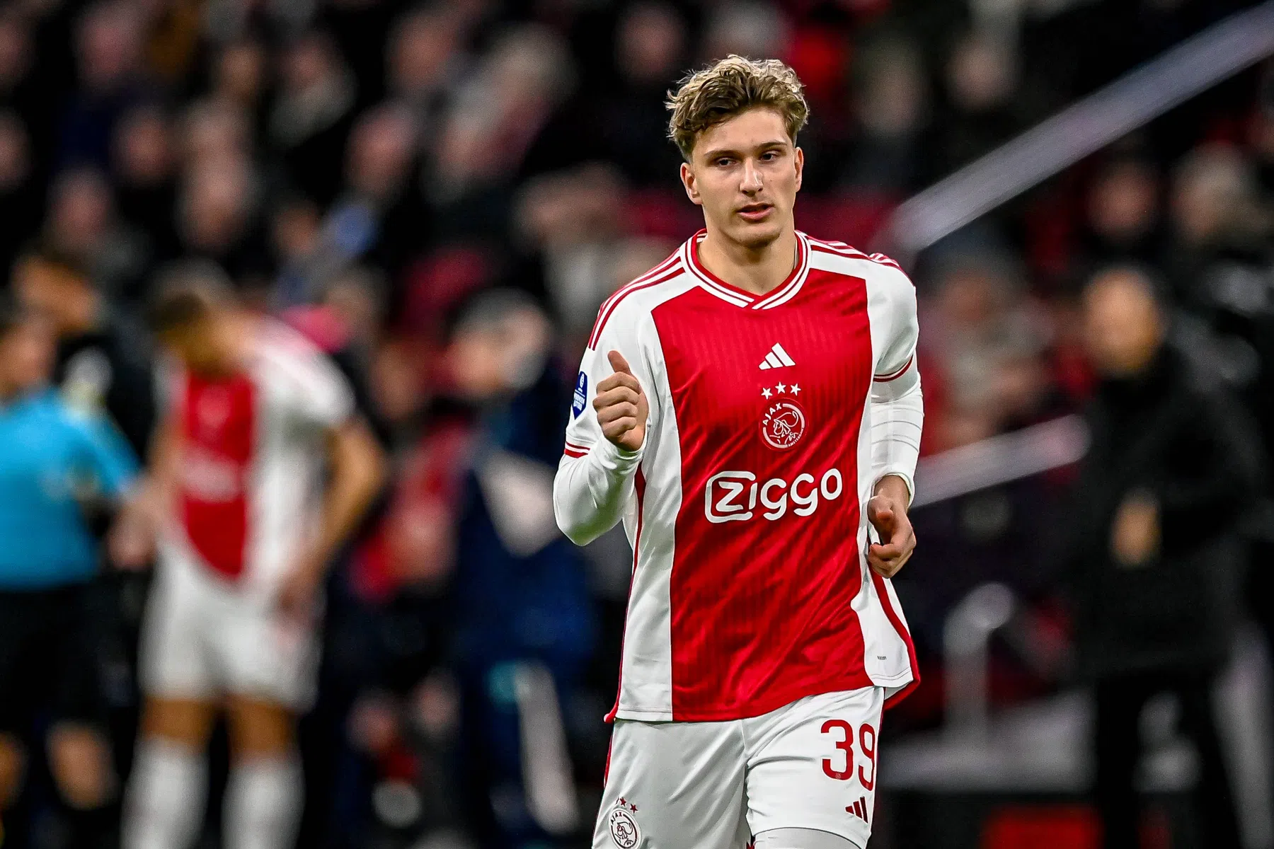 Schrik om Godts: Ajax-talent per brancard van het veld