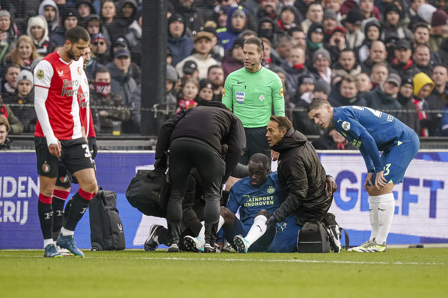 Bosz moet vroeg wisselen bij PSV door blessure Teze, ook Hartman haakt af