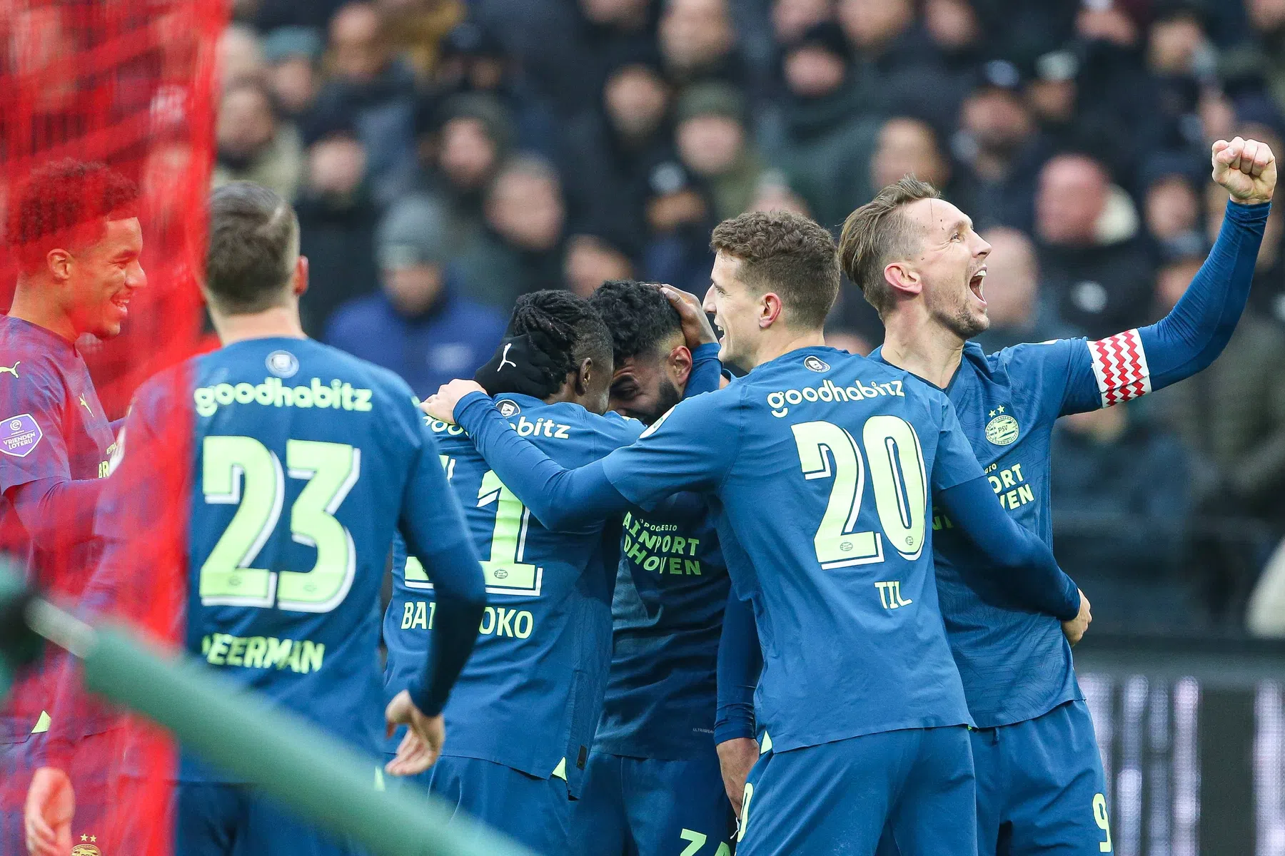 Foutloos PSV deelt dreun uit aan Feyenoord en is nu tien punten los
