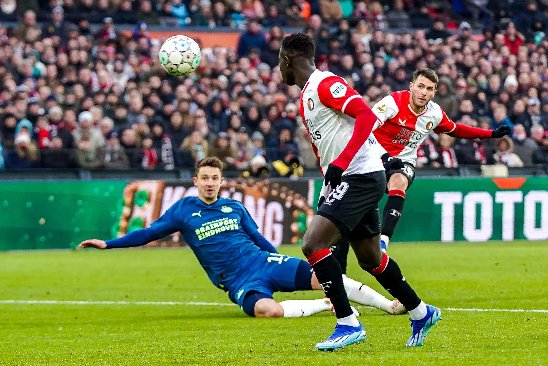 Giménez slecht magische grens dankzij doelpunt tegen PSV