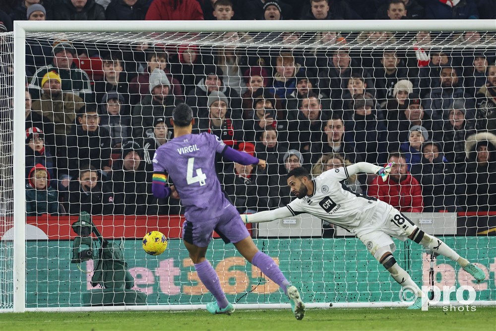 Soevereine Van Dijk schiet Liverpool terug in spoor van koploper Arsenal