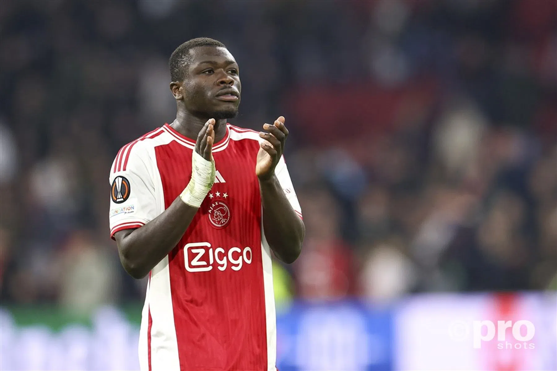 Ajax rekent af met social-haat en doet oproep naar achterban