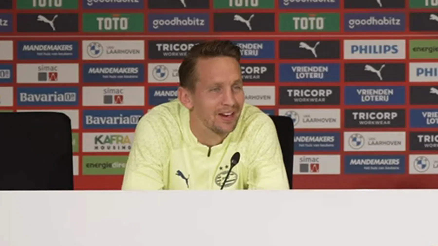 De Jong krijgt aandoenlijk aanzoek: 'Wil je verkering met me?'