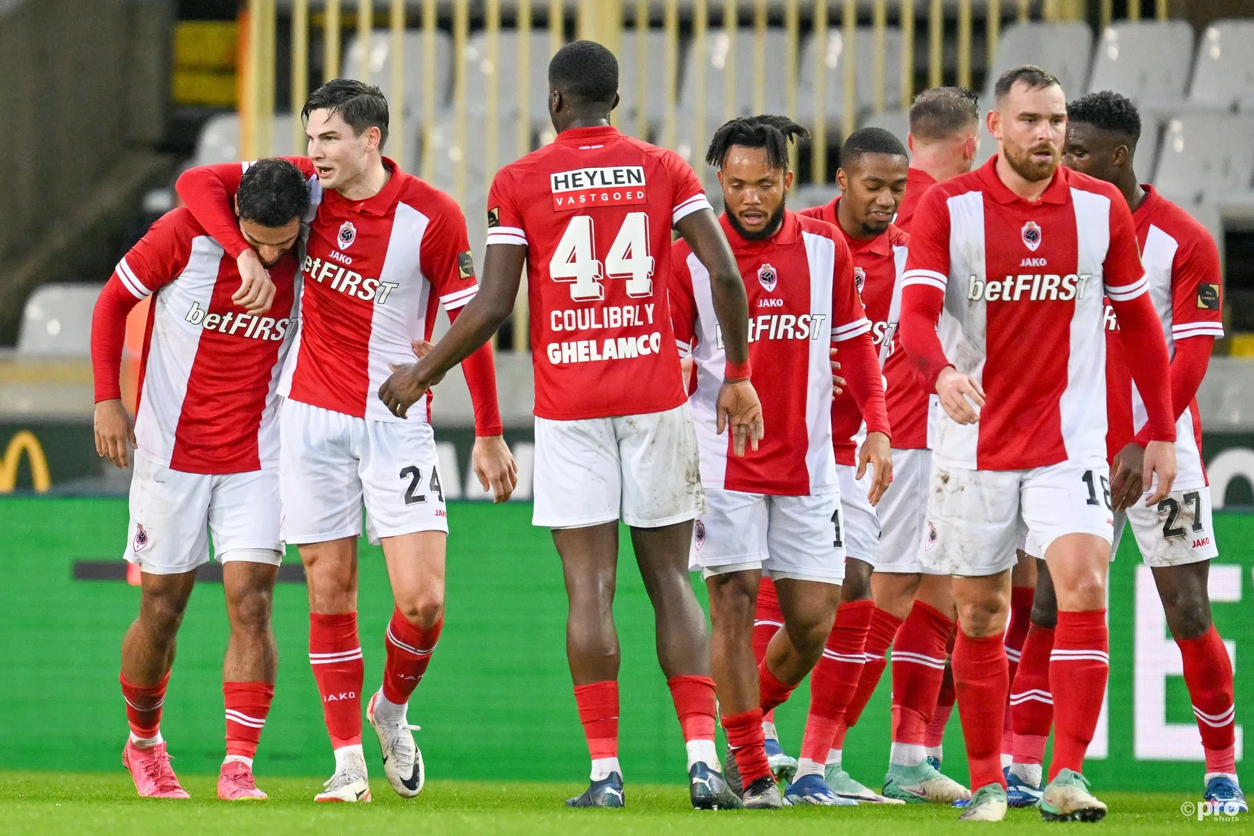 Van Bommel dankt Ekkelenkamp na belangrijke uitzege op Cercle Brugge