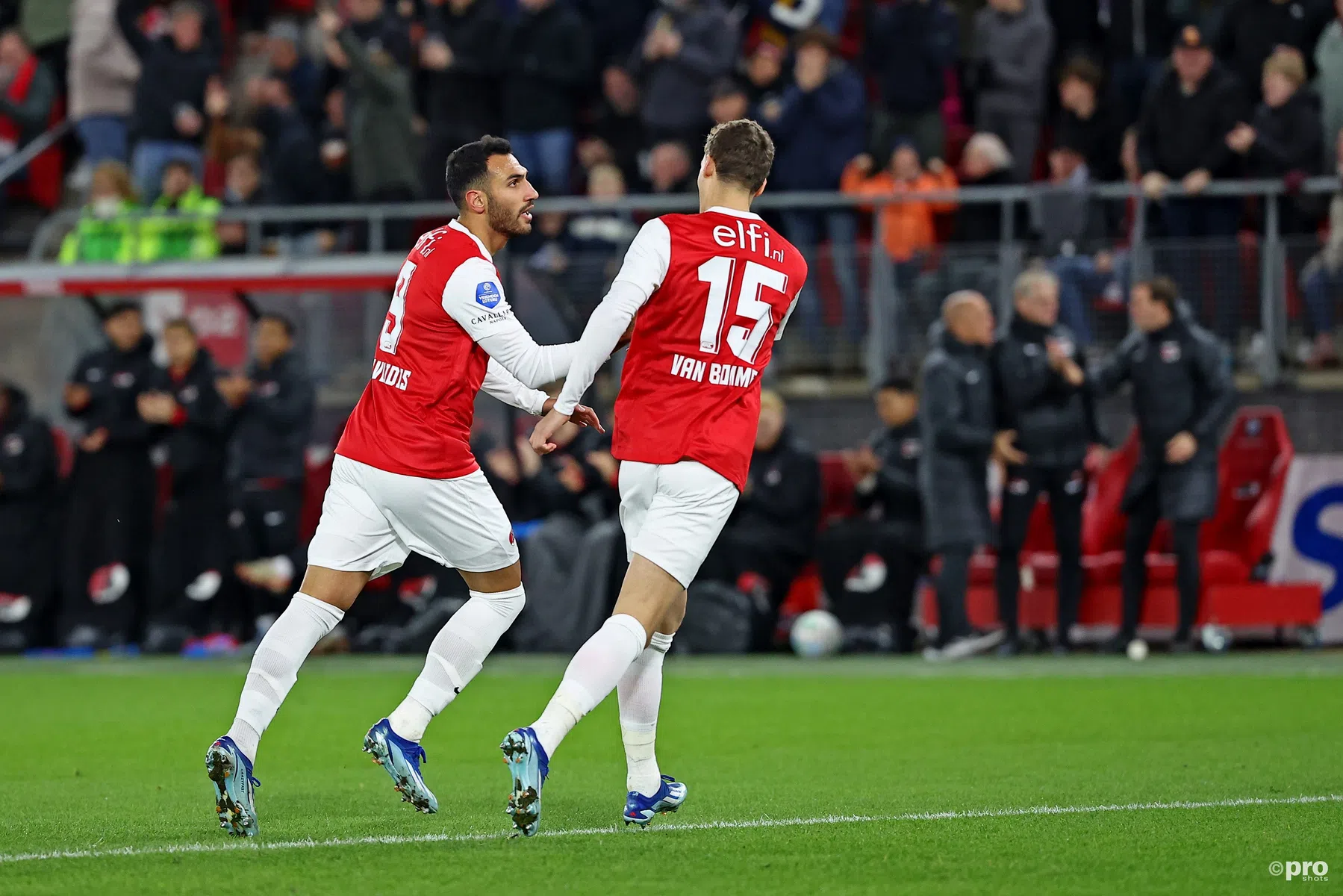 Hakje De Wit en record Pavlidis helpen AZ langs Almere City 