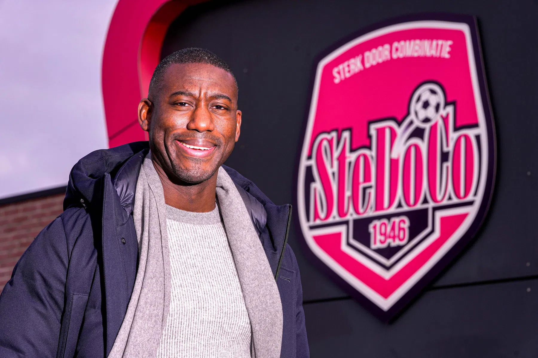 Deze trainer werd afgewezen voor de cursus, maar staat aan kop in de Derde Divisie