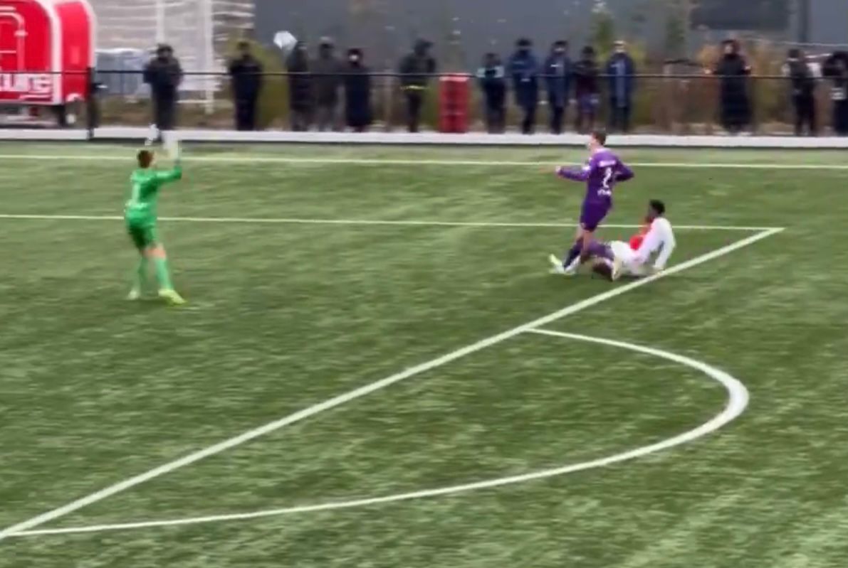 Bizar moment bij Ajax-jeugd, windvlaag voorkomt gegarandeerde goal