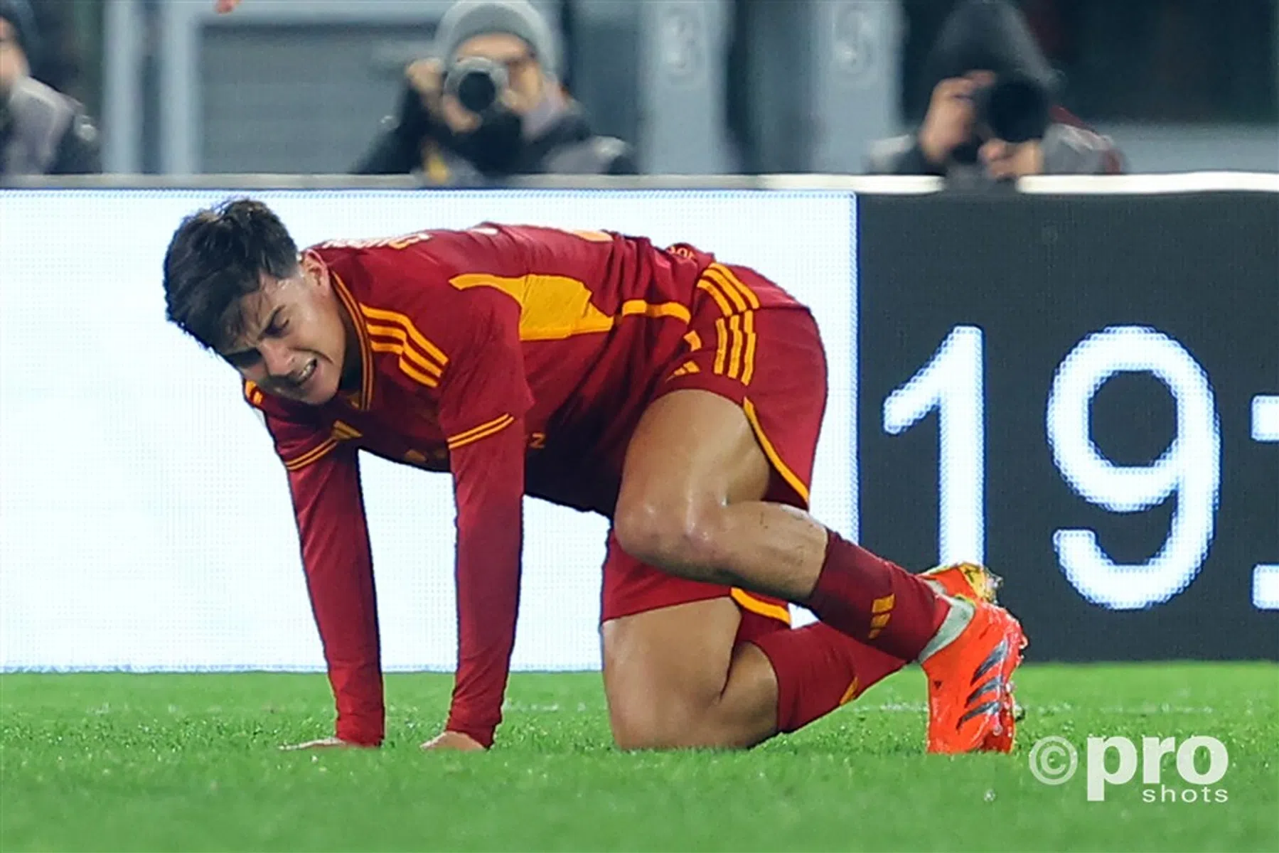 Dramatische avond voor Roma: twee keer rood en Dybala geblesseerd