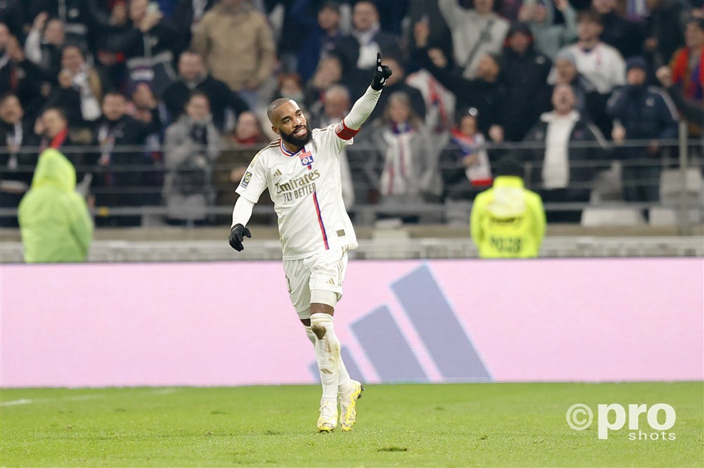 Hattrick Lacazette en falende Dallinga perfecte crisisbestrijding voor Lyon