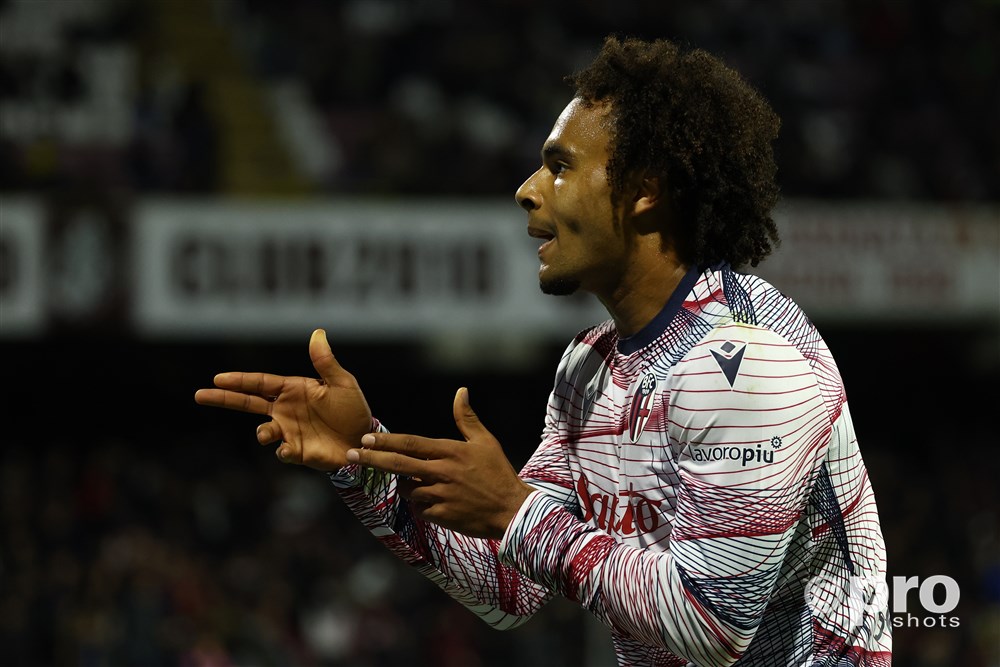 Zirkzee schiet Bologna naar vierde plek in Italië