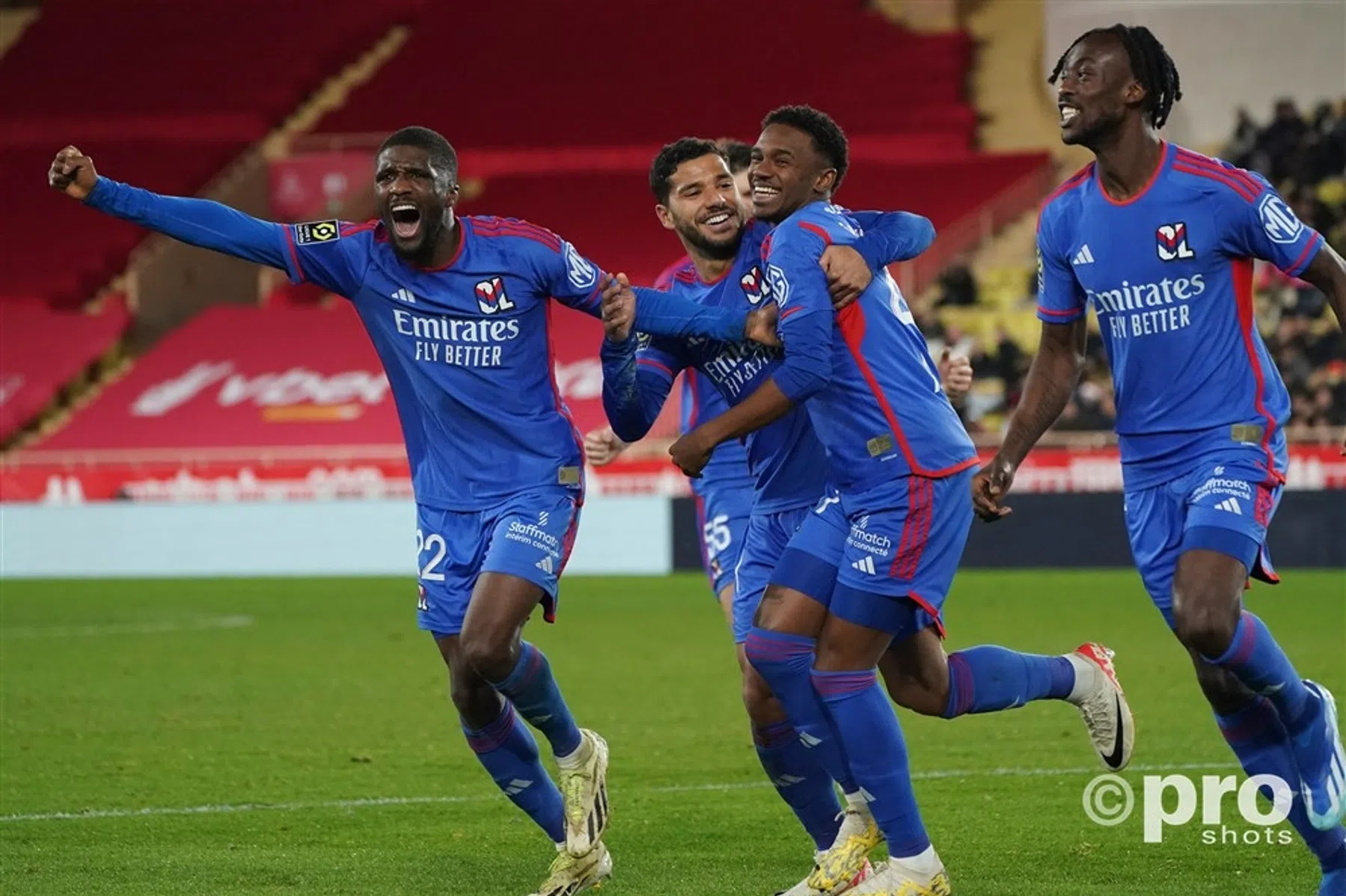 Lyon dankt gouden wissel Jeffinho en is verlost van laatste plaats