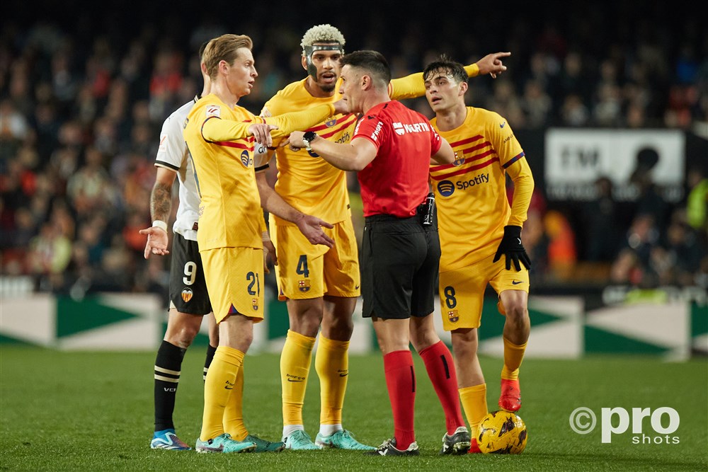 Briljante ingeving Frenkie de Jong volstaat niet voor zwoegend Barcelona