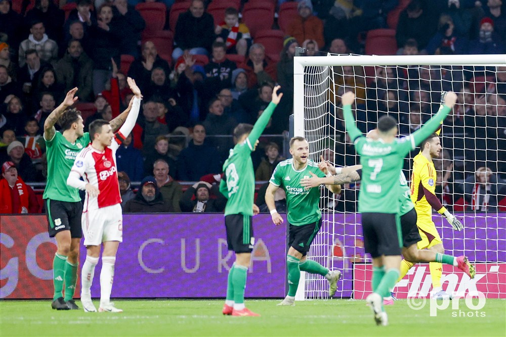 Ajax vergooit zege in laatste competitieduel van het jaar 