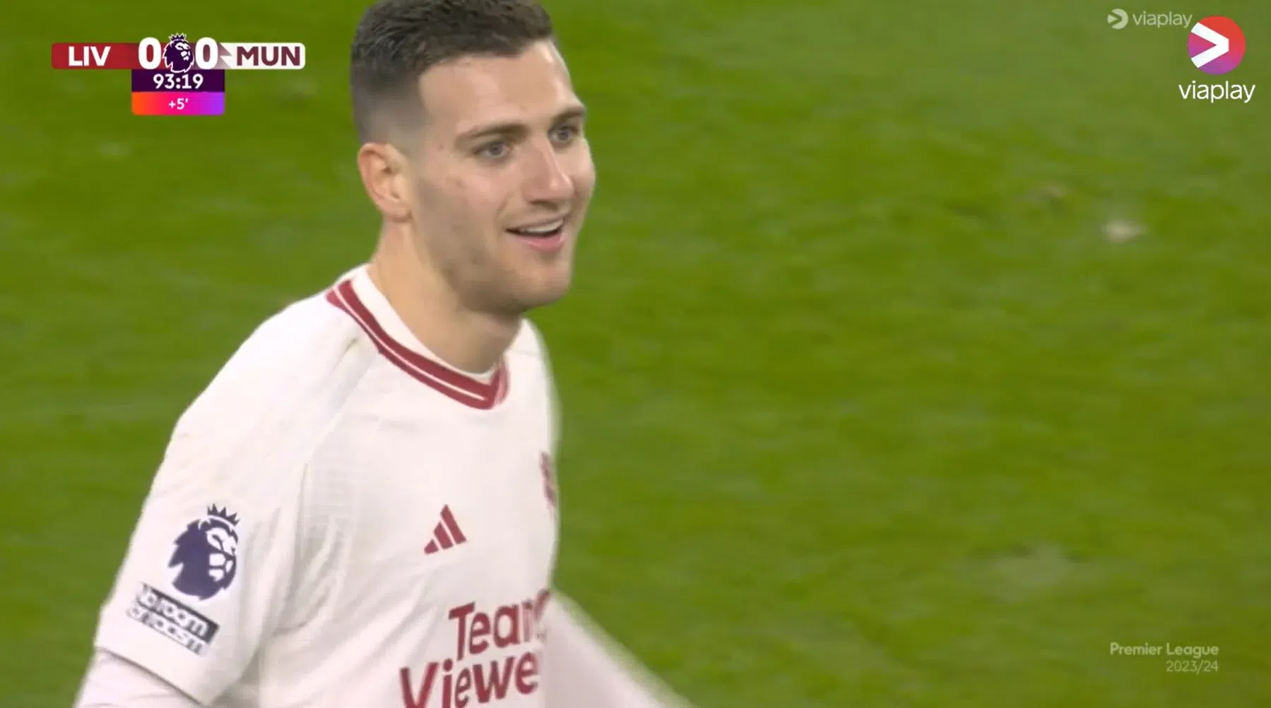 Twee keer geel in een paar seconden: Dalot vol ongeloof na rode kaart
