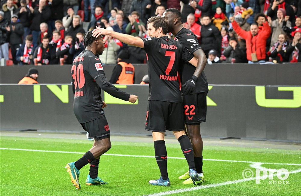Frimpong draagt met vijfde treffer bij aan ruime zege koploper Leverkusen