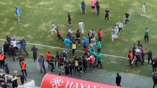 Het escaleert weer in Turkije: knokpartij, vijf rode kaarten