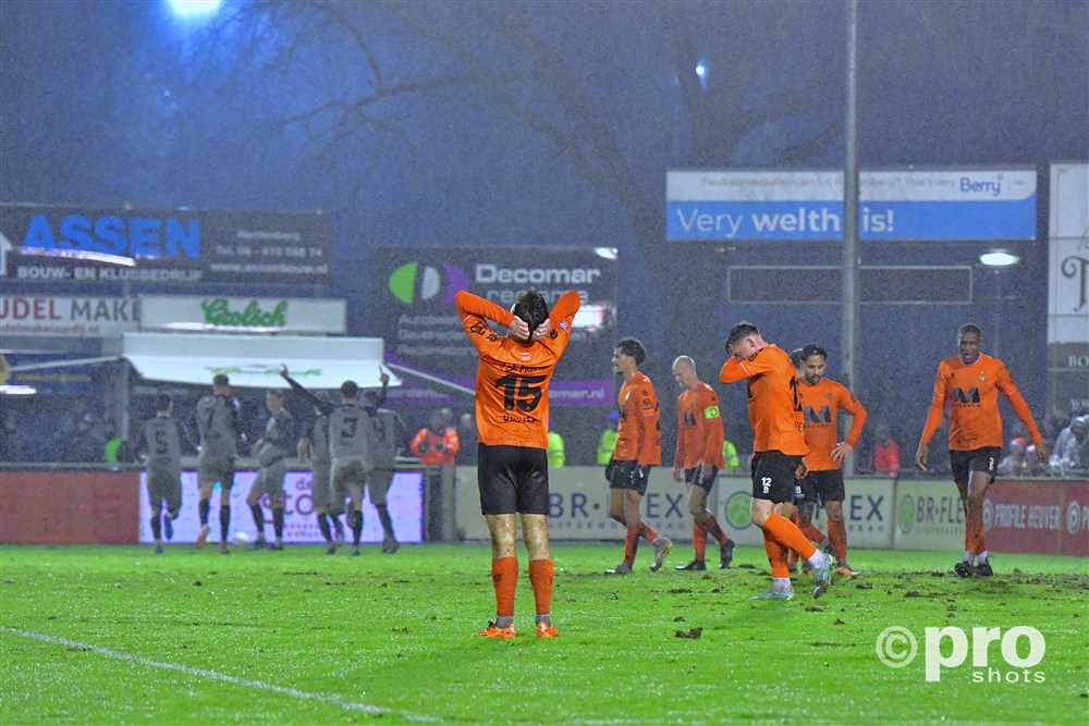 Modderpoel wordt geen bekergraf: AZ ontsnapt bij amateurs