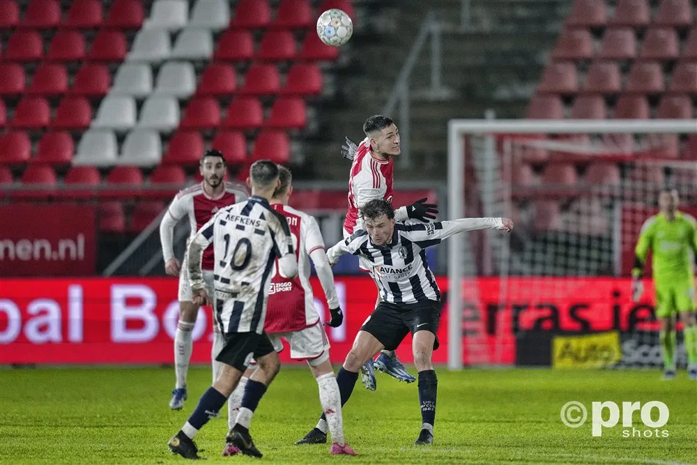 Dramatische rentree voor Ávila bij Ajax: 'Dit is heel amateuristisch'