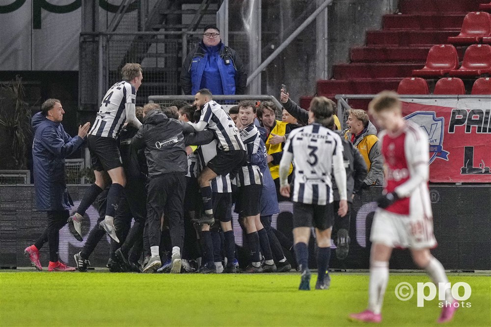 Ajax beleeft ongekende afgang tegen amateurs en sluit 2023 in stijl af