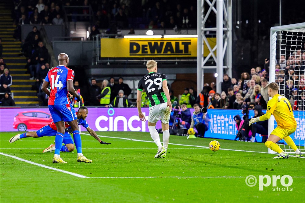 Brighton repareert fout Verbruggen door geweldige kopbal  Welbeck