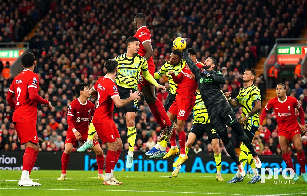 Koploper Arsenal slaat aanval Liverpool af in intense kraker op Anfield