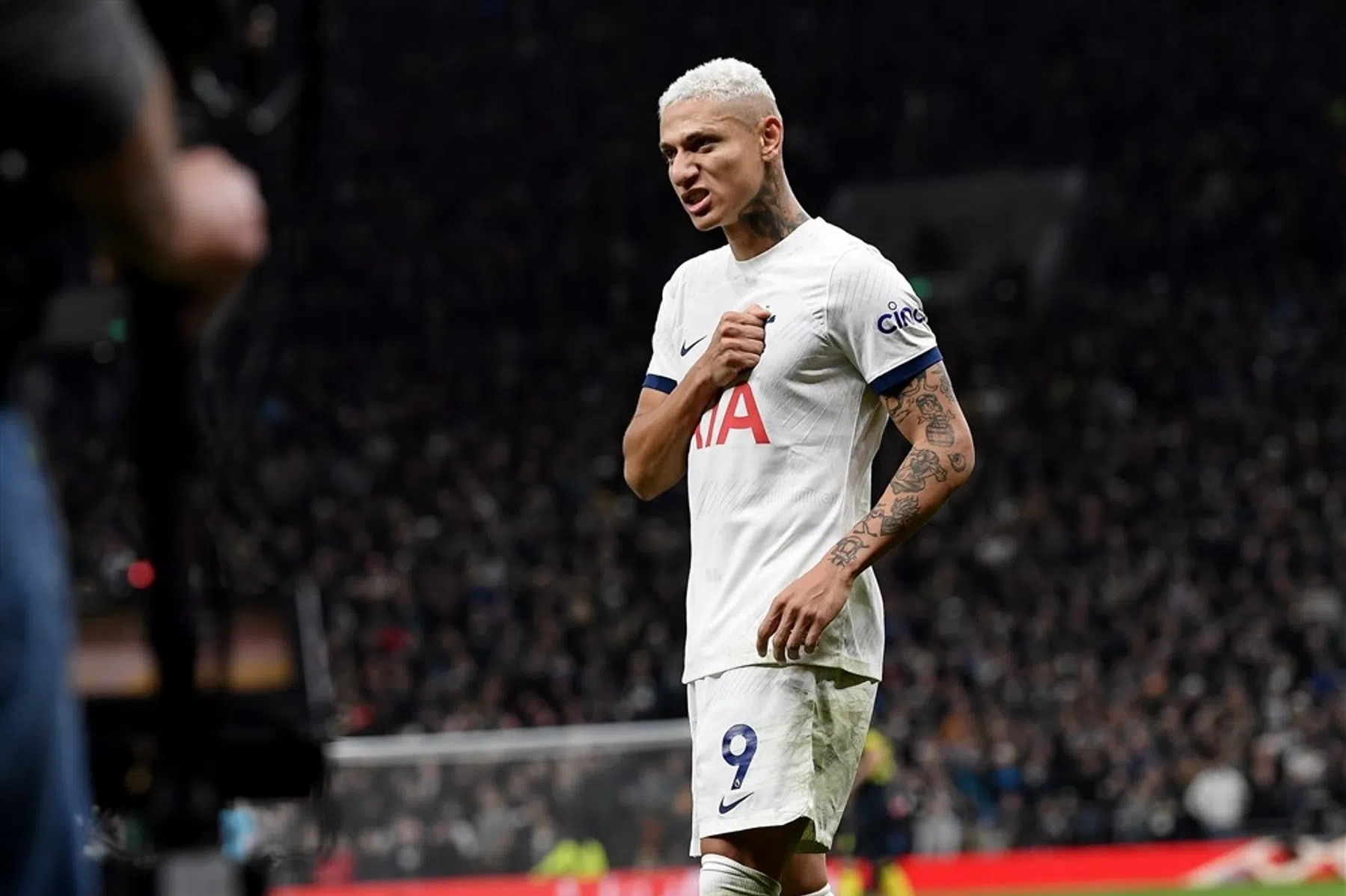 Tottenham ontsnapt bij bal op de lat van Danjuma, Solanke beul van Nottingham