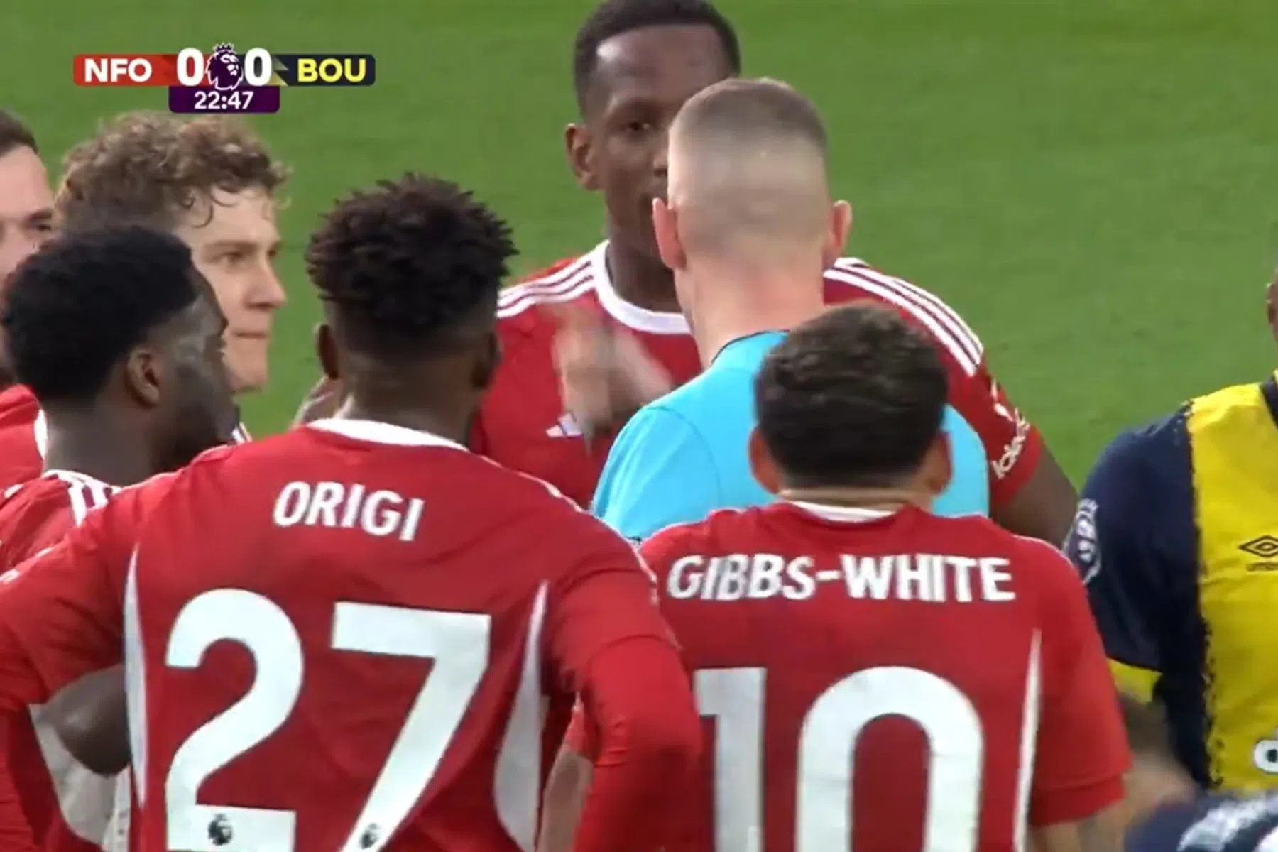 Verbazing in Engeland: tackle op de bal levert tweede gele kaart op