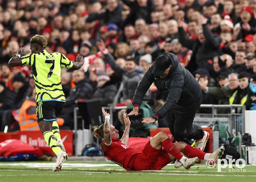 Saka biedt excuses aan na pijnlijke botsing voor Tsimikas met Klopp