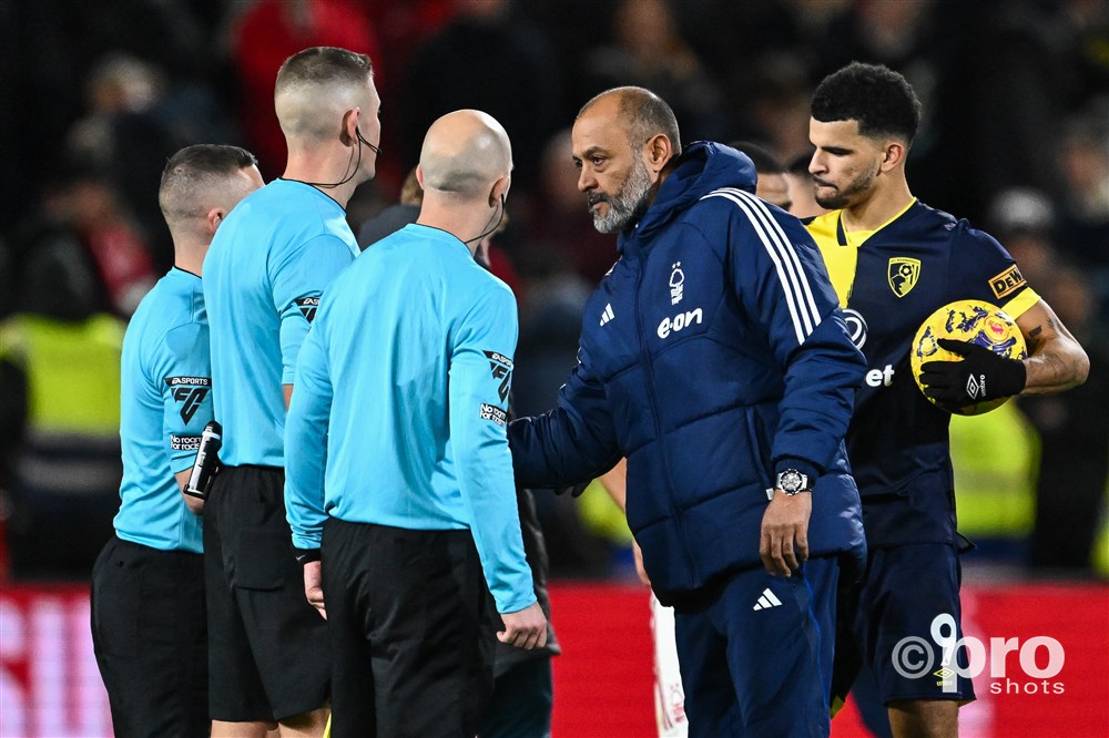 Woede na tweede gele kaart voor tackle op de bal: 'Dit is gewoon niet eerlijk'