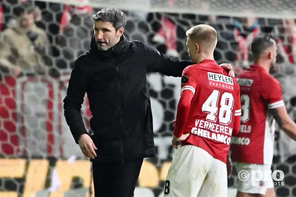 Van Bommel zuur na puntenverlies en wijst naar Lang als het over Janssen gaat