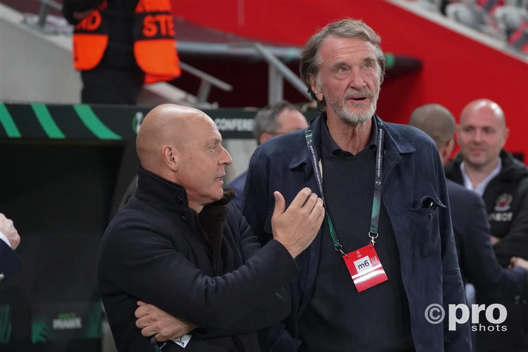 De multi-miljardair die het lot van Ten Hag bepaalt