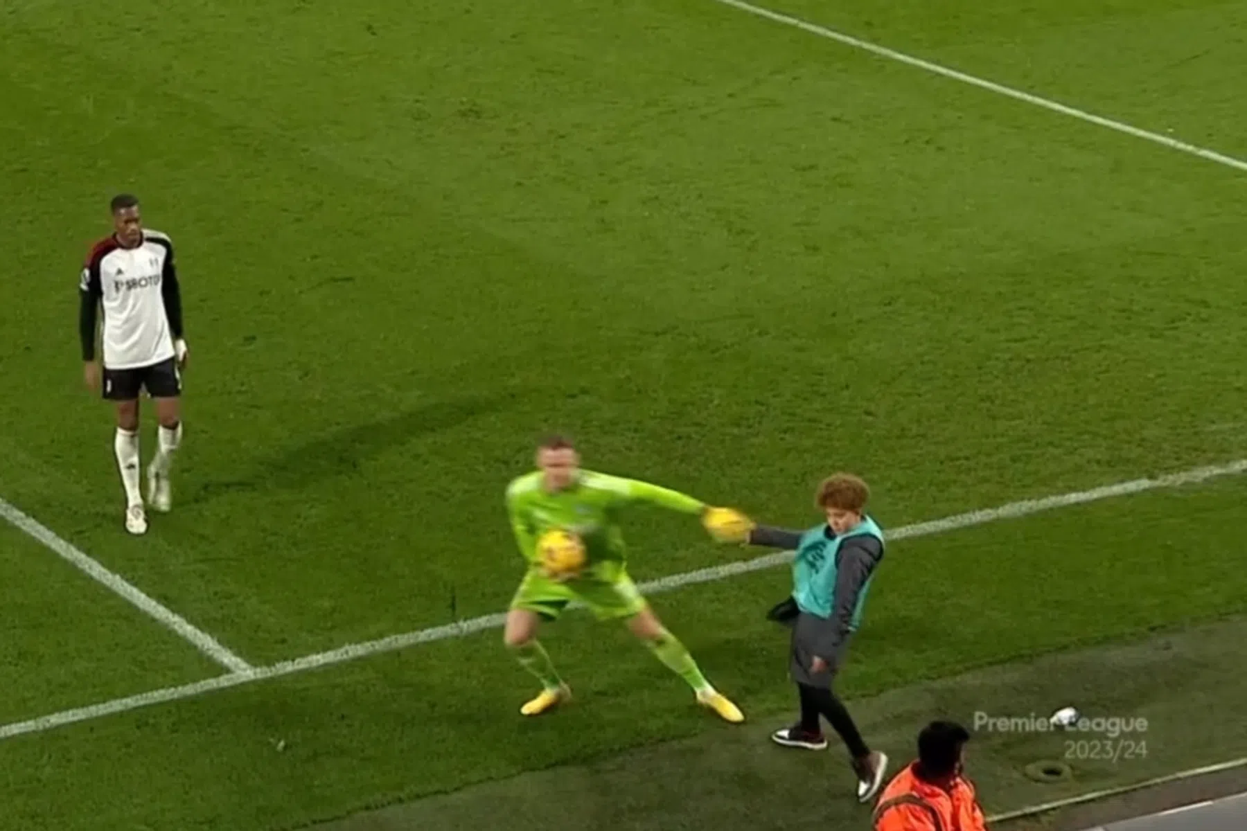 Ballenjongen krijgt duw van Fulham-keeper en wordt naar tribune gestuurd