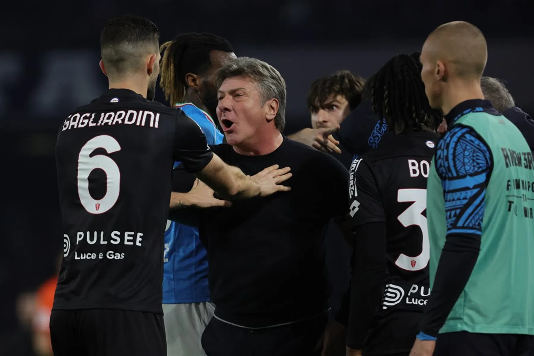 Napoli woest op arbitrage: 'Kvaratskhelia werd twintig minuten vastgehouden'