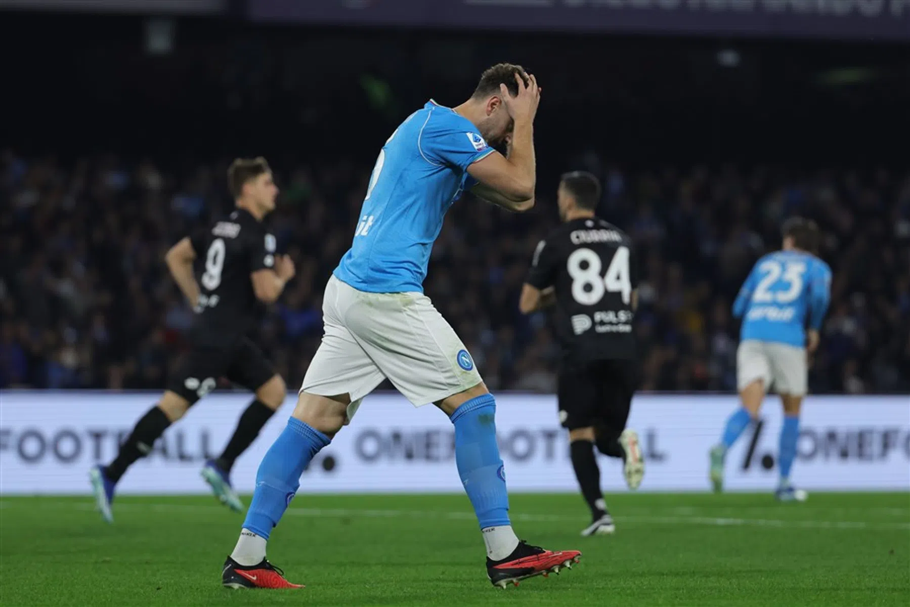 Dolend Napoli ontsnapt door zwakke penalty aan volgende nederlaag