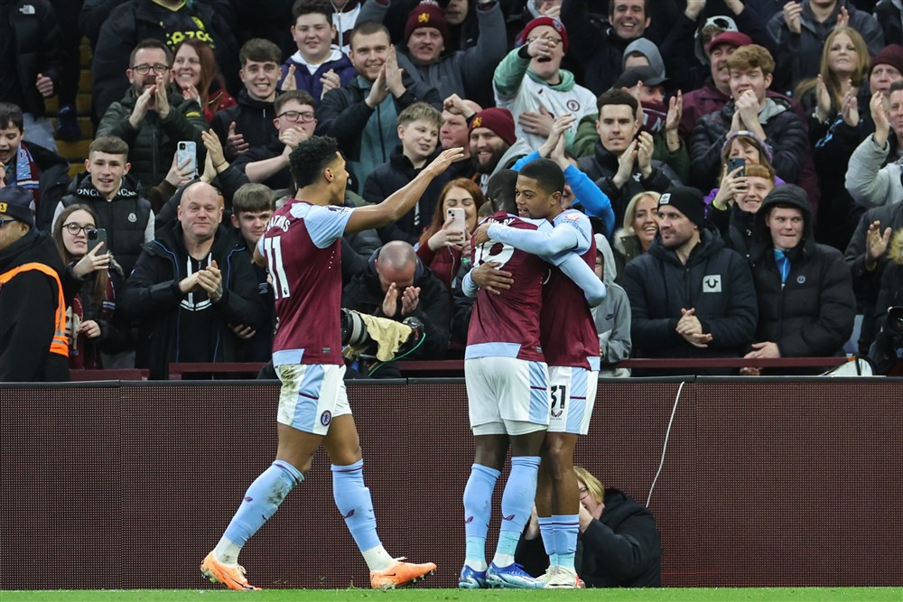 Aston Villa sluit droomjaar feestend af, Everton krijgt een pak slaag