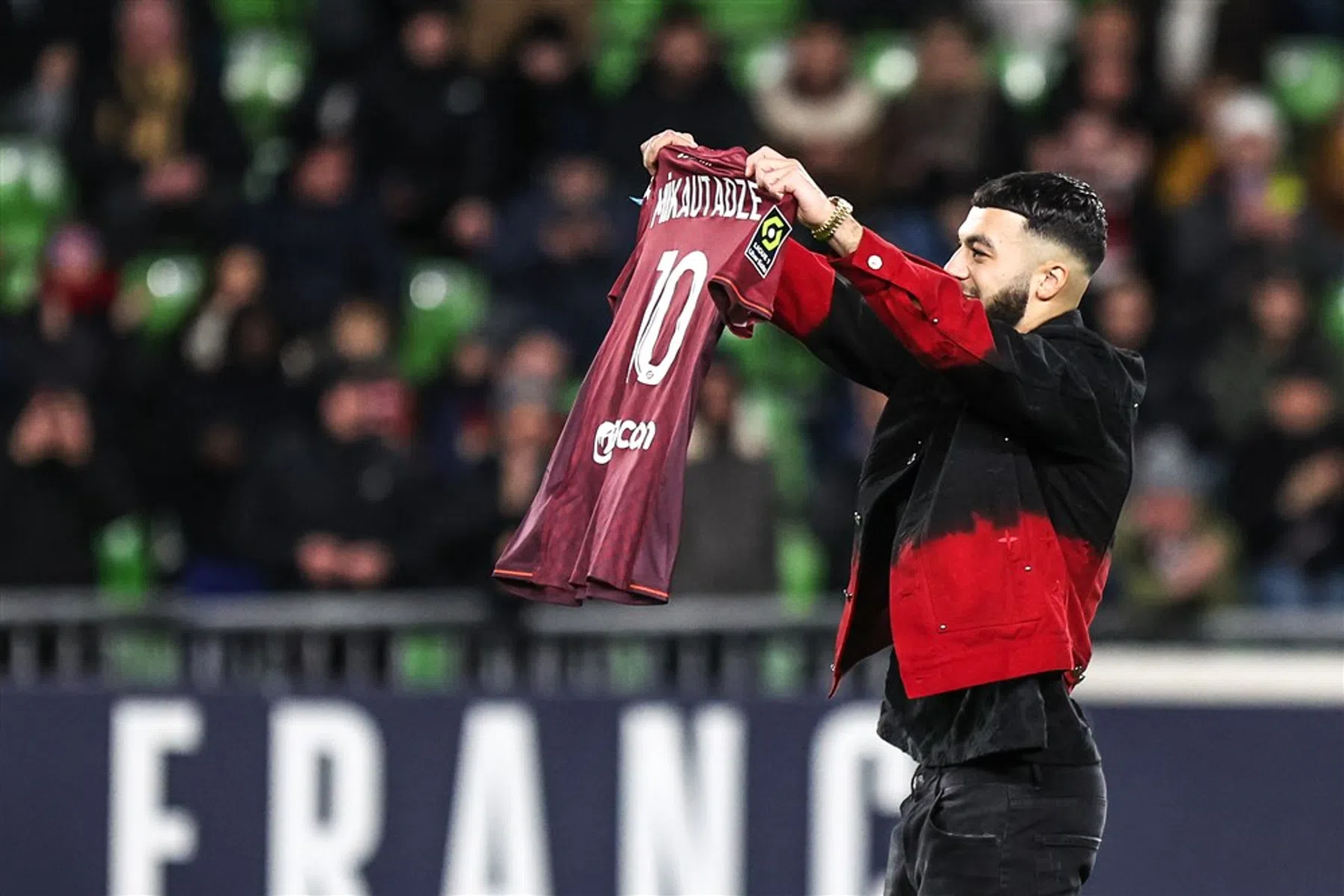 Mikautadze groots ontvangen bij presentatie in stadion