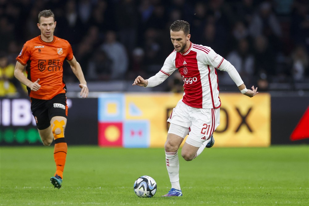 Ajax heeft drietal middenvelders ook bij seizoenshervatting nog niet terug