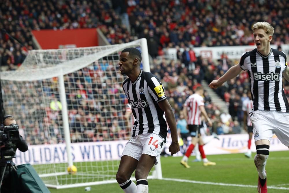 Newcastle wint verhitte North East-derby bij Sunderland en bekert verder