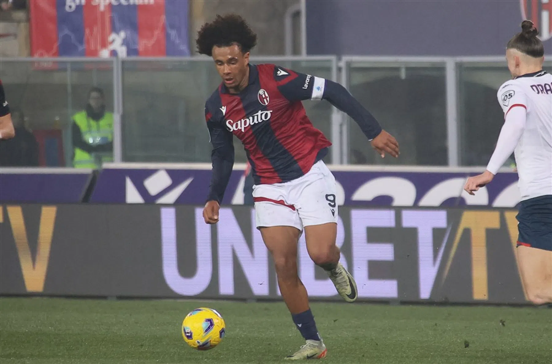 Zirkzee nu al aanvoerder bij Bologna: 'Hij is een groot leider'