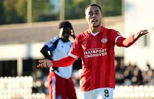 Thumbnail for article: PSV speelt tijdens merkwaardig oefenduel in twee delen gelijk tegen HSV 