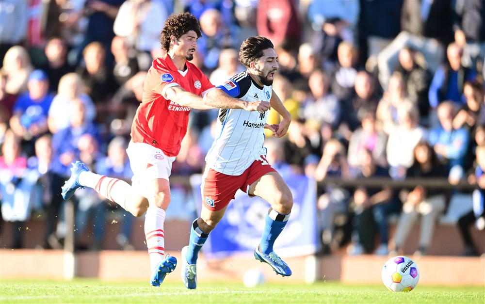 Bizarre taferelen: PSV en HSV herstarten oefenduel na rode kaart Ramalho 