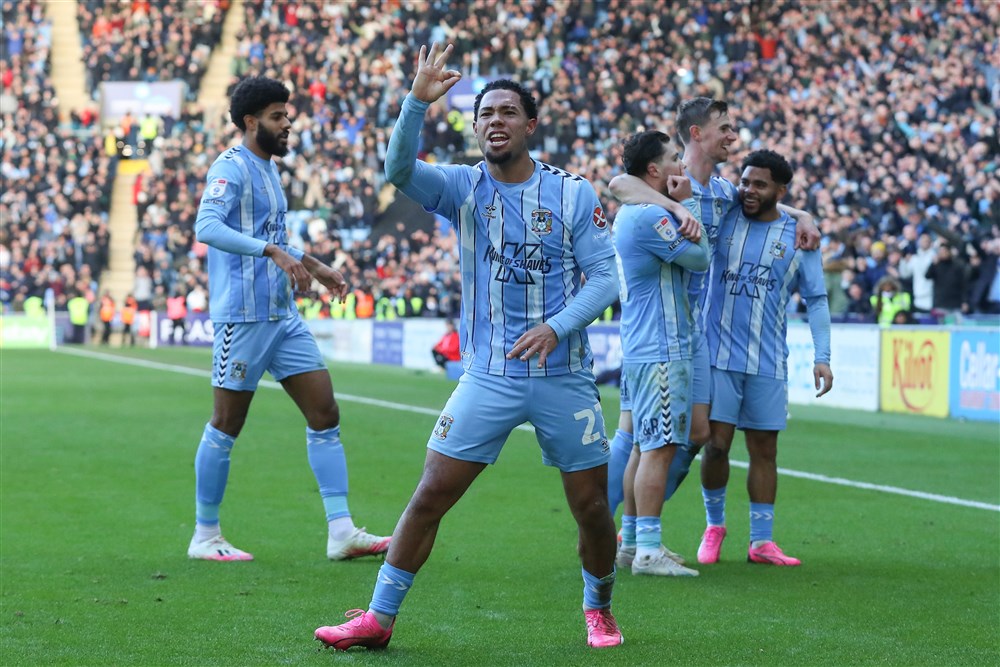 Van Ewijk trefzeker bij stuntzege Coventry in snelwegderby