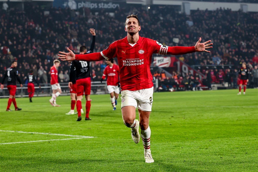 Luuk de Jong leidt PSV met hattrick naar evenaring zegerecord in Eredivisie