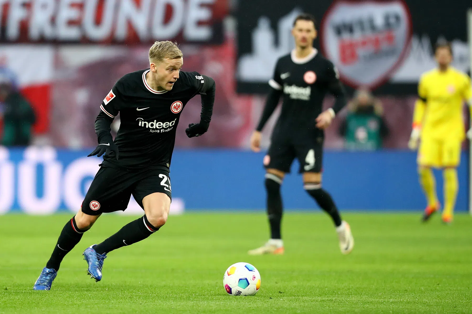 Van de Beek verslaat Simons bij debuut voor Frankfurt