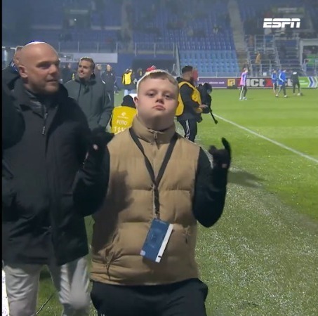 Mooie beelden uit Zwolle: PEC-trainer Jansen heeft bijzondere assistent