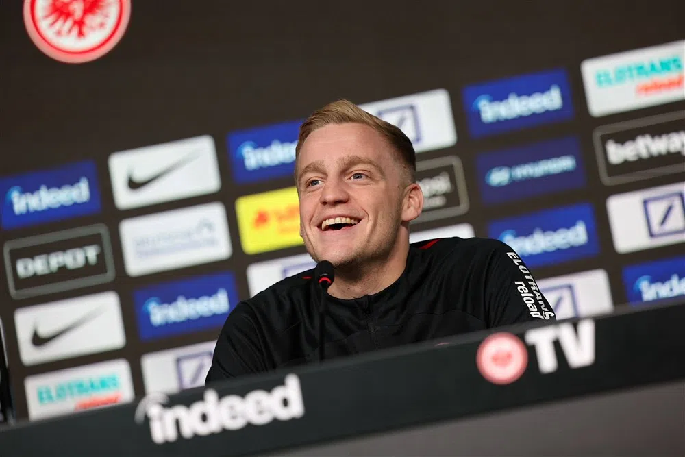 Van de Beek direct voor de leeuwen gegooid: debuut tegen Xavi Simons