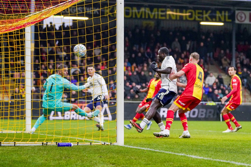 Ajax steelt overwinning in 'hogesnelheidsduel' met Go Ahead Eagles