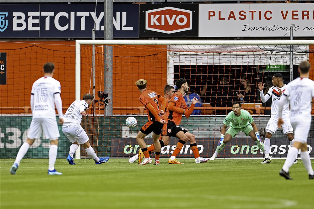 Almere City wint derby en neemt afstand van degradatiezone