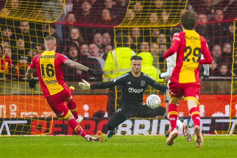 Reflexen van Ramaj redden Ajax: 'Ik heb me kunnen onderscheiden'